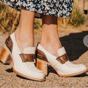 Freebird Bellevue White Snake BNIB size 7 TTS